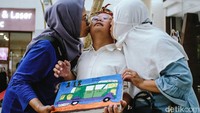 Di sinilah letak ujian yang diberikan Tuhan untuk orang tua. Lina, dengan kesabarannya merawat Vanessa (16) dan mengantarkan anaknya mengembangkan kemampuan dirinya. Dari lingkungan sekunder, anak down syndrome perlahan mulai mendapatkan respons positif dari masyarakat.