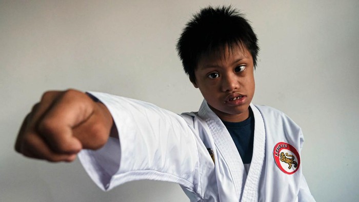 Anak down syndrome memiliki keterbatasan secara fisik dan mental. Meskipun begitu, mereka juga punya hak untuk setara mendapatkan pendidikan-kesehatan. Inilah secuplik kisahnya.