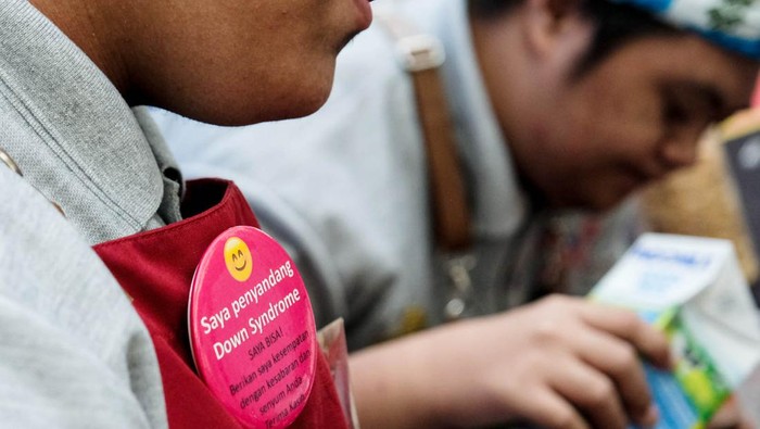 Secercah Harapan Anak-anak Down Sindrom di Tengah Keterbatasan Anak down syndrome memiliki keterbatasan secara fisik dan mental. Meskipun begitu, mereka juga punya hak untuk setara mendapatkan pendidikan-kesehatan. Inilah secuplik kisahnya.