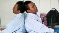 Anak down syndrome juga mulai diberdayakan di tempat kerja, seperti di Kopi Kamu, Jakarta Selatan. Anak-anak terjun langsung melayani pelanggan setiap hari Selasa dan Kamis.