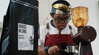 Diakui, melatih barista anak down syndrome perlu dilakukan berkali-kali. Muhammad Ikhlas Dwi Kurnia (21) piawai meracik berbagai jenis kopi dan minuman dingin lainnya usai berlatih selama 3 tahun.