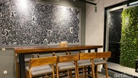 Selain sofa yang lebih cocok untuk bersantai, ada juga meja panjang untuk menikmati kopi bersama rombongan. Sekadar meeting atau berbincang santai bisa dilakukan di sudut high chair ini. Foto: detikcom