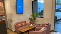 Suasana di kafenya didesain untuk menghadirkan kenyamanan bagi pengunjungnya. Ada sofa yang empuk dengan sensasi seolah minum kopi di ruang tengah rumah sendiri. Foto: detikcom