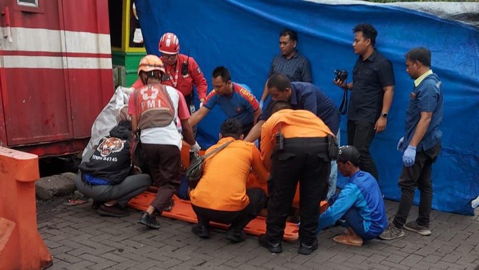 Seorang pekerka depo tewas tertimpa kontainer