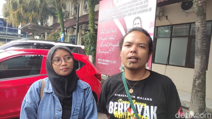 Siska (kiri) bersama suami usai memberikan klarifikasi di Polresta Malang Kota