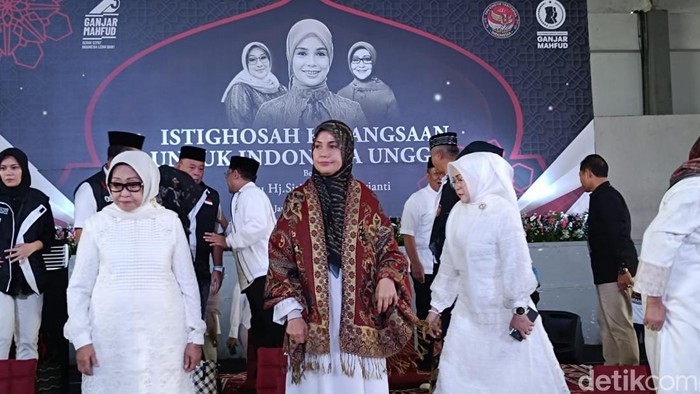 Siti Atikoh di Surabaya