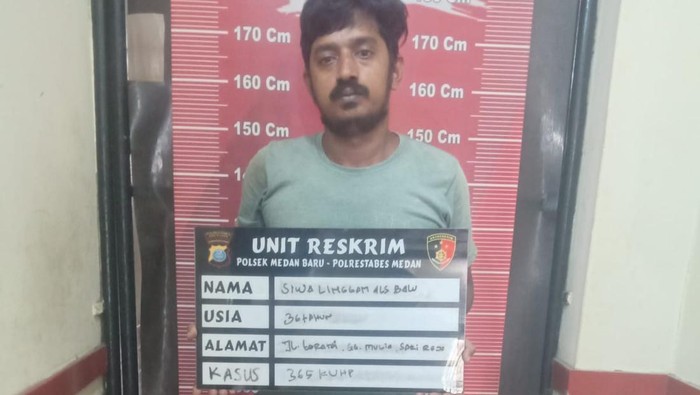 Siwa Linggam alias Balu, pelaku perampasan sepeda motor dan handphone seorang warga dengan mengancam korban pakai paving block. (Dok Polsek Medan Baru)