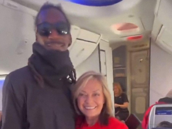Snoop Dogg KW diajak berfoto oleh pramugari.