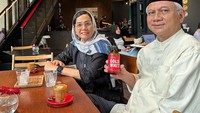 Sri Mulyani juga menyempatkan diri untuk nongkrong di kafe kekinian di Semarang. Sebagai penikmat kopi, Sri Mulyani tak lupas pesan kopi. Foto: Instagram @smindrawati