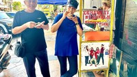 Seperti pada momen dirinya pulang kampung ke Semarang. Ia menikmati pisang plenet, bahkan ia menikmati tepat di samping gerobak. Foto: Instagram @smindrawati