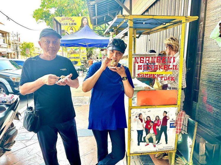 Menkeu Sri Mulyani Tak Gengsi Kulineran Kaki Lima di Semarang