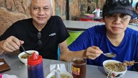 Selain itu, ada juga keseruan Sri Mulyani saat sarapan soto Semarangan. Setelah berolahraga, ia langsung sarapan soto. Foto: Instagram @smindrawati