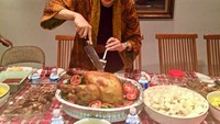 Ini adalah momen Sri Mulyani saat merayakan Thanksgiving. Ia bahkan menghidangkan banyak makanan, salah satunya ada kalkun panggang. Foto: Instagram @smindrawati