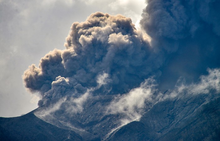 Petugas TNI memotret Gunung Marapi yang mengeluarkan abu vulkanik saat erupsi di Batang Silasiah, Nagari Bukik Batabuah, Agam, Sumatera Barat, Jumat (19/1/2024). Pemerintah setempat menetapkan status siaga darurat hingga 24 Januari 2024 agar bisa memaksimalkan penanganan warga yang berada di zona bahaya Gunung Marapi. ANTARA FOTO/Iggoy el Fitra/foc.