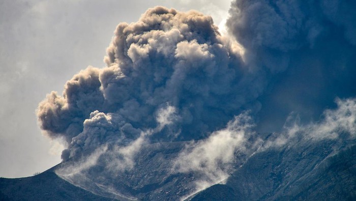 Status siaga darurat Gunung Marapi Petugas TNI memotret Gunung Marapi yang mengeluarkan abu vulkanik saat erupsi di Batang Silasiah, Nagari Bukik Batabuah, Agam, Sumatera Barat, Jumat (19/1/2024). Pemerintah setempat menetapkan status siaga darurat hingga 24 Januari 2024 agar bisa memaksimalkan penanganan warga yang berada di zona bahaya Gunung Marapi. ANTARA FOTO/Iggoy el Fitra/foc.