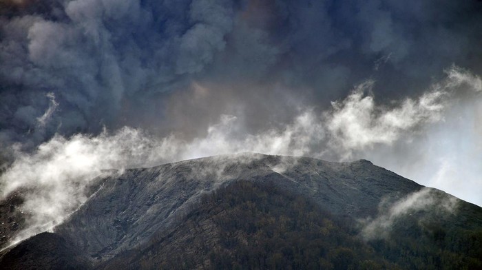 Status siaga darurat Gunung Marapi Petugas TNI memotret Gunung Marapi yang mengeluarkan abu vulkanik saat erupsi di Batang Silasiah, Nagari Bukik Batabuah, Agam, Sumatera Barat, Jumat (19/1/2024). Pemerintah setempat menetapkan status siaga darurat hingga 24 Januari 2024 agar bisa memaksimalkan penanganan warga yang berada di zona bahaya Gunung Marapi. ANTARA FOTO/Iggoy el Fitra/foc.