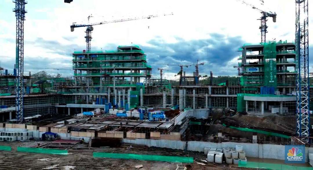 Suasana proyek pembangunan Ibu Kota Negara (IKN) Nusantara terus dikebut. Ditargetkan mulai bulan Juli 2024, Aparatur Sipil Negara (ASN), termasuk PNS dan PPPK, bisa mulai menempati kawasan ibu kota baru, Sepaku, Kabupaten Penajam Paser Utara, Kalimantan Timur, Kamis, (19/1/2024). (CNBC Indonesia/Tri Susilo)