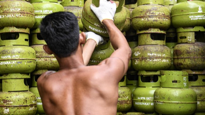 Pekerja merapikan tabung gas LPG 3 kg di pangkalan LPG, Jakarta, Jumat (19/1/2024). Kementerian Energi dan Sumber Daya Mineral (ESDM) mematok target subsidi sektor energi sebesar Rp186,9 triliun pada tahun 2024 dimana meningkat 28 persen dibandingkan tahun sebelumnya, dengan rincian Rp113,3 triliun untuk subsidi BBM dan LPG, serta Rp73,6 triliun untuk subsidi energi. ANTARA FOTO/Muhammad Adimaja/rwa.