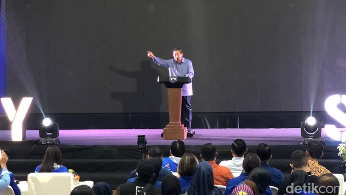 Susilo Bambang Yudhoyono (SBY) menyampaikan sambutan di acara kampanye Partai Demokrat di GOR Kridosono, Kota Jogja, Jumat (19/1/2024).