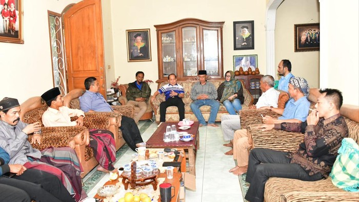 Syarief Hasan berdialog dengan warga Cianjur.
