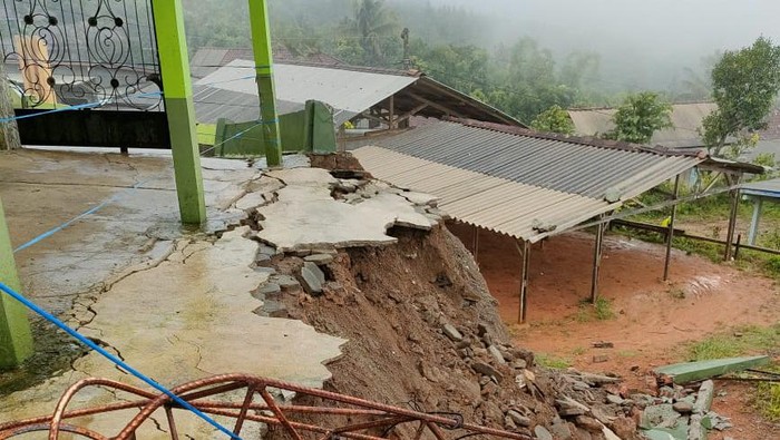 Talut ambrol di di SMP N 2 Tirtomoyo Wonogiri usai diguyur hujan deras, Kamis (18/1/2024).