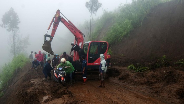 Warga melihat kondisi mobil pikup yang masuk ke ladang karena terdorong tanah longsor di jalur wisata Solo-Selo-Borobudur (SSB), Selo, Boyolali, Jawa Tengah, Jumat (19/1/2024). Curah hujan tinggi yang melanda di Kabupaten Boyolali mengakibatkan tanah longsor di sejumlah titik kawasan tersebut. ANTARA FOTO/Aloysius Jarot Nugroho/foc.
