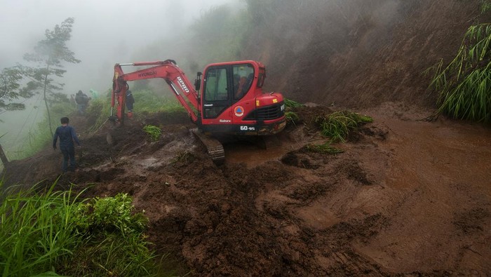 Warga melihat kondisi mobil pikup yang masuk ke ladang karena terdorong tanah longsor di jalur wisata Solo-Selo-Borobudur (SSB), Selo, Boyolali, Jawa Tengah, Jumat (19/1/2024). Curah hujan tinggi yang melanda di Kabupaten Boyolali mengakibatkan tanah longsor di sejumlah titik kawasan tersebut. ANTARA FOTO/Aloysius Jarot Nugroho/foc.
