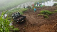 Longsor membuat mobil pick up terseret hingga ke ladang warga.