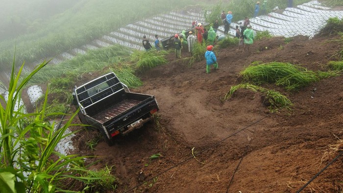 Tanah longsor di jalur Solo Selo Borobudur Warga melihat kondisi mobil pikup yang masuk ke ladang karena terdorong tanah longsor di jalur wisata Solo-Selo-Borobudur (SSB), Selo, Boyolali, Jawa Tengah, Jumat (19/1/2024). Curah hujan tinggi yang melanda di Kabupaten Boyolali mengakibatkan tanah longsor di sejumlah titik kawasan tersebut. ANTARA FOTO/Aloysius Jarot Nugroho/foc.
