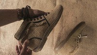 Ini sepatu berbahan karung goni karya perajin di Kadudampit, Kabupaten Sukabumi.  