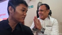 Firli tak menjawab pertanyaan wartawan, namun sempat melempar senyum saat memasuki lobi gedung Bareskrim.