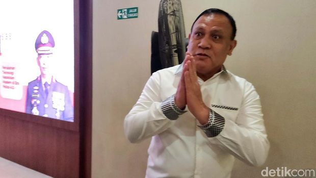 Mantan Ketua Komisi Pemberantasan Korupsi (KPK), Firli Bahuri tiba di Gedung Bareskrim Polri, Jl Trunojoyo, Jakarta Selatan, Jumat (19/1/2024). Ia tak menjawab pertanyaan wartawan namun sempat melempar senyum saat memasuki lobi gedung Bareskrim. Firli kembali dipanggil penyidik gabungan Polda Metro Jaya dan Bareskrim Polri sebagai tersangka pemerasan ke mantan Menteri Pertanian, Syahrul Yasin Limpo (SYL). Ini merupakan pemeriksaan keempat dengan agenda upaya pemenuhan petunjuk jaksa dalam berkas perkara yang belum lengkap.