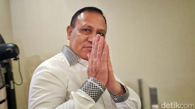 Mantan Ketua Komisi Pemberantasan Korupsi (KPK), Firli Bahuri tiba di Gedung Bareskrim Polri, Jl Trunojoyo, Jakarta Selatan, Jumat (19/1/2024). Ia tak menjawab pertanyaan wartawan namun sempat melempar senyum saat memasuki lobi gedung Bareskrim. Firli kembali dipanggil penyidik gabungan Polda Metro Jaya dan Bareskrim Polri sebagai tersangka pemerasan ke mantan Menteri Pertanian, Syahrul Yasin Limpo (SYL). Ini merupakan pemeriksaan keempat dengan agenda upaya pemenuhan petunjuk jaksa dalam berkas perkara yang belum lengkap.