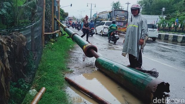 Tiang PJU di jalan Jogja-Solo Kecamatan Ceper, Klaten ambruk.