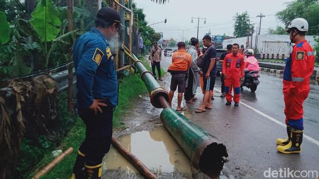 Tiang PJU di jalan Jogja-Solo Kecamatan Ceper, Klaten ambruk.