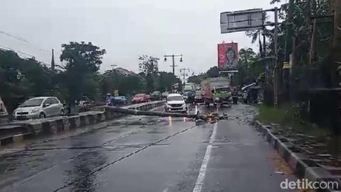 Tiang PJU di jalan Jogja-Solo Kecamatan Ceper, Klaten ambruk.