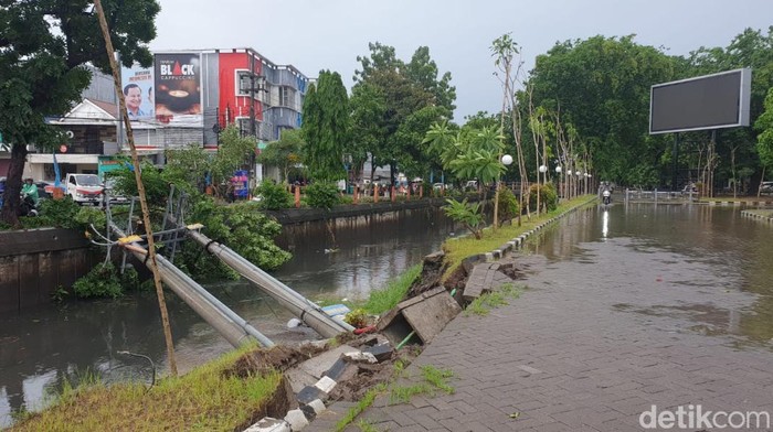 Tiang listrik di area UPN Jatim roboh
