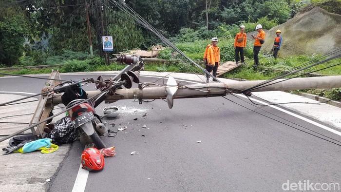 Tiang listrik roboh di Cadas Pangeran Sumedang timpa pemotor.