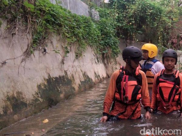 Tim SAR Cari Bocah yang Hanyut di Selokan saat Hujan Deras