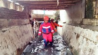 Petugas gabungan masih terus melakukan pencarian MWN (7), bocah perempuan yang dilaporkan hanyut usai terperosok di selokan Jalan Gadel Sari Praja II, Tandes