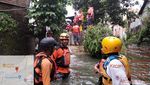 Tim SAR Cari Bocah yang Hanyut di Selokan saat Hujan Deras