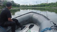 Tim SAR gabungan juga mengerahkan perahu karet untuk menyusuri sungai untuk mencari keberadaan korban.