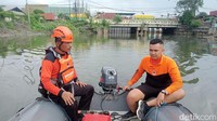 Tim SAR gabungan menyisir dari lokasi korban yang diduga menjadi titik terperosok hingga menyusuri muara.