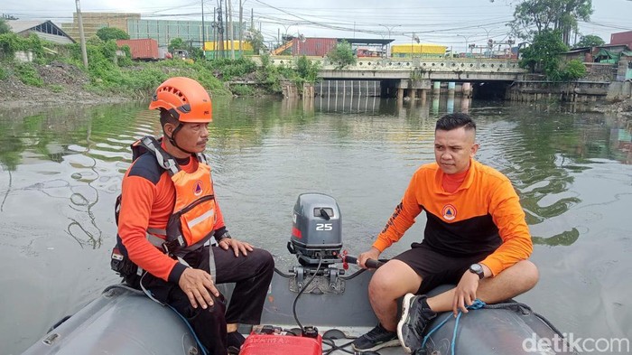 Tim SAR Gabungan melakukan pencarian anak yang diduga terperosok di selokan saat hujan-hujanan pada kemarin malam, Jumat (19/1/2023).