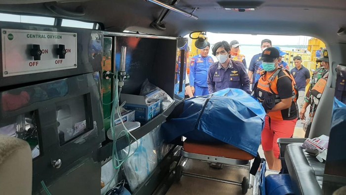 Tim SAR gabungan saat mengevakuasi jenazah Petricius.