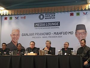 TPN Pertimbangkan Lapor ke Bawaslu soal Beras Bulog Ditempel Stiker Paslon 02