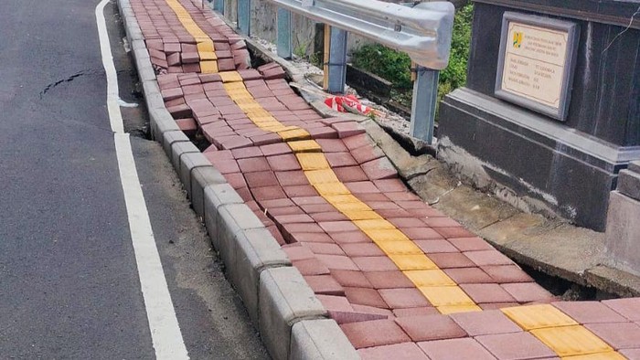 Kondisi trotoar di jembatan Titi Sudamala, Karangasem, Bali, yang rusak, Kamis (18/1/2024)