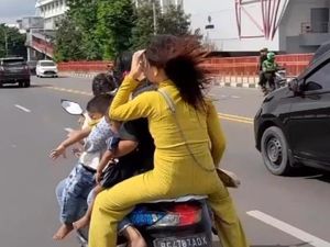 Aksi Emak-emak Bonceng 7 Tanpa Helm yang Bikin Heboh di Palembang