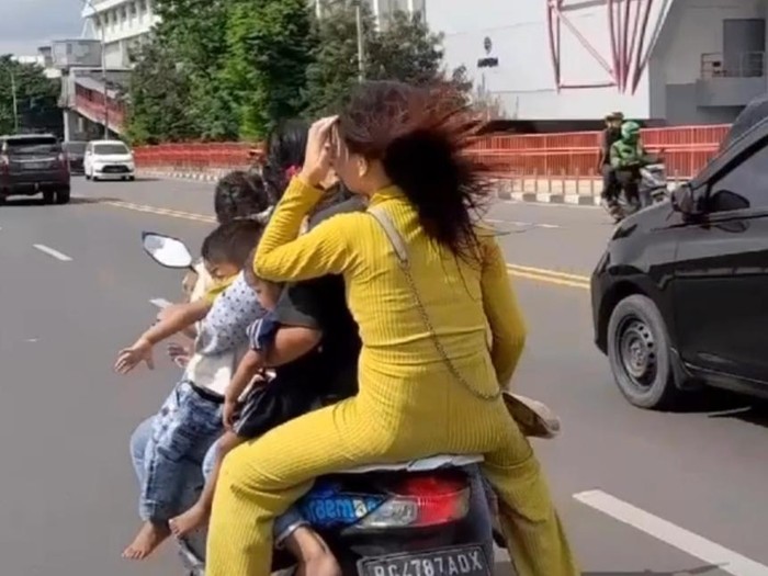 Viral emak-emak bonceng 7 di Palembang.