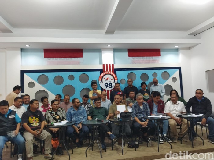 Wakil Ketua Dewan Pakar TKN Prabowo-Gibran, Budiman Sudjatmiko, bersama Prakarsa Aktivis Pro Persatuan dan Kemajuan. (Kurniawan Fadilah/detikcom)